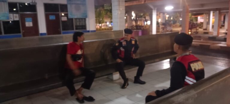 Jaga Harkamtibmas, Samapta Polres Ciamis Patroli Dialogis Malam Datangi Area Terminal Ciamis