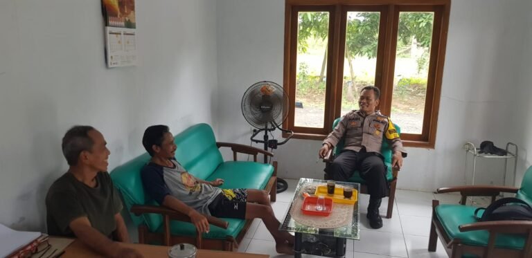 Perkuat Sinergitas, Polsek Cimaragas Polres Ciamis Koorkom Kamtibmas ke Warga Cidolog