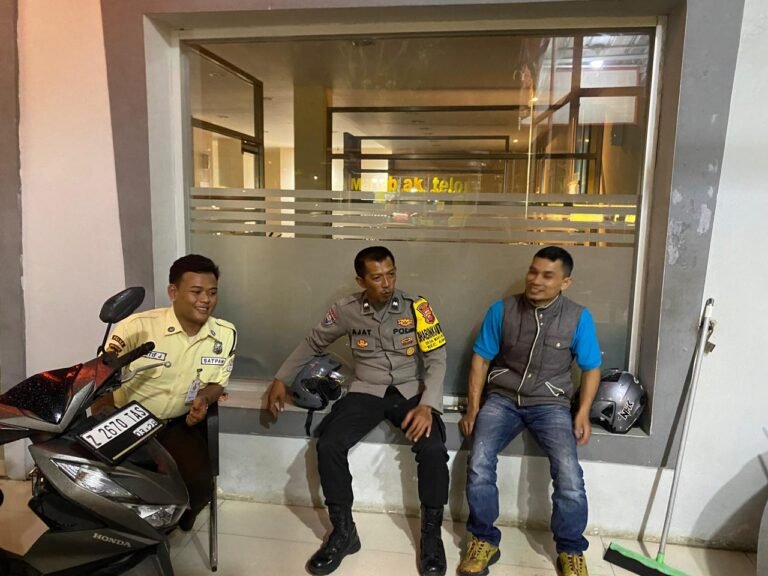 Berikan Rasa Aman, Personel Polsek Kawali Polres Ciamis Patroli Dialogis di Malam Hari
