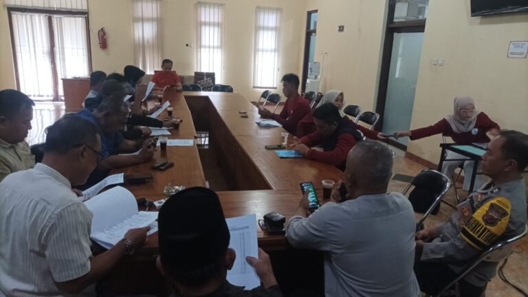 Polsek Ciamis Polres Ciamis Ikuti Rapat Pertanggungjawaban BUMDes Tahun 2025 Desa Sadananya