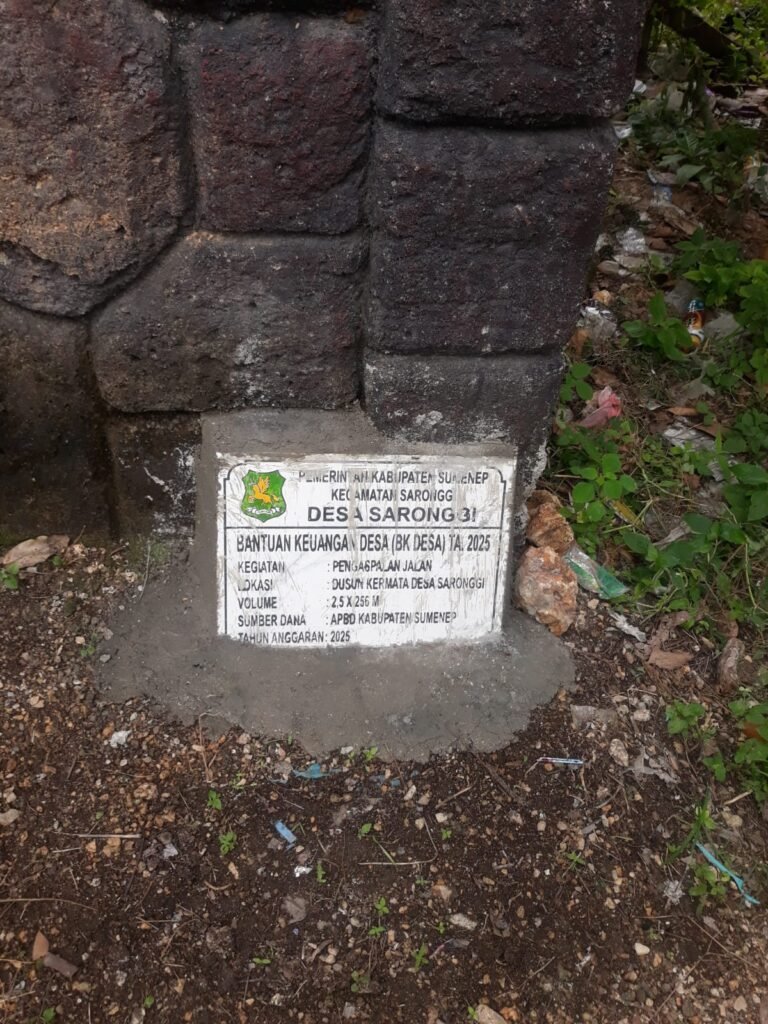 Diduga Pengaspalan Jalan  di Desa Saronggi Sumenep Dikerjakan Asal-Asalan.