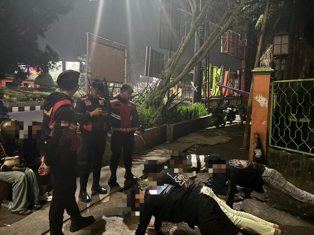 Patroli Dini Hari, Sat Samapta Polres Garut Tertibkan Pemuda Konsumsi Miras di Jalan Ibrahim Adjie