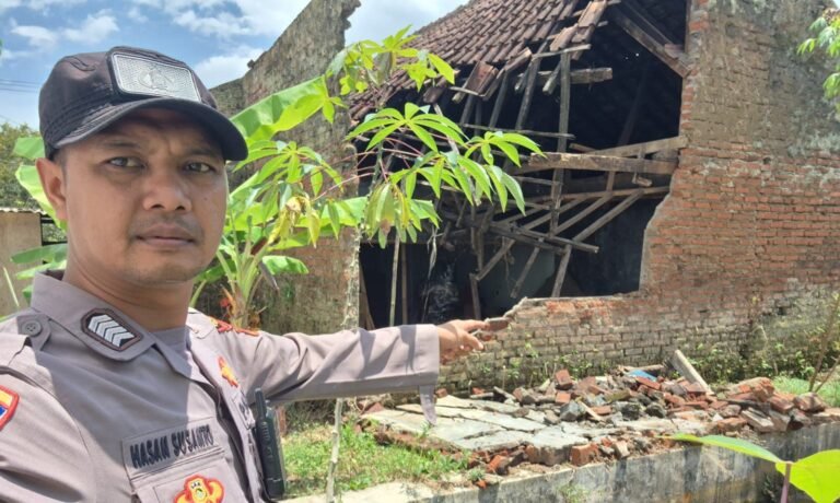 Kapolsek Banjarwangi Cek Langsung Lokasi Pohon Tumbang dan Rumah Roboh Akibat Angin Kencang