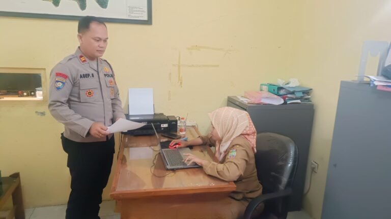 Panit I Binmas Polsek Cikoneng Sambangi Perangkat Desa Wanasigra, Awasi Dana Desa dan Perkuat Harkamtibmas