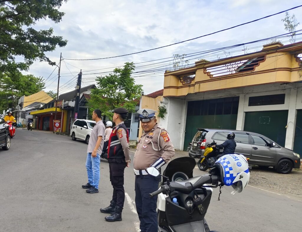 Pelayanan Masyarakat, Samapta Polres Ciamis Bersiaga di Daerah Rawan Kemacetan Saat Pagi