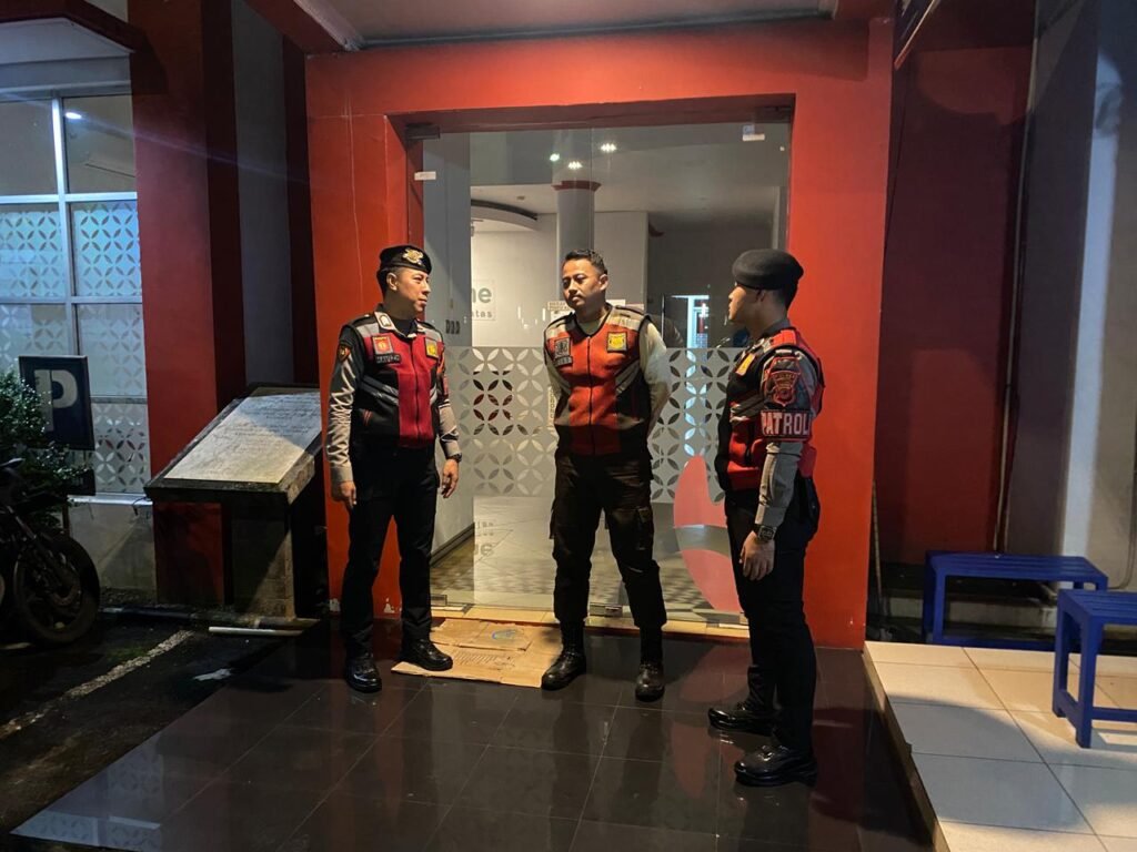 Humanis, Tiga Personel Samapta Polres Ciamis Patroli dan Beri Imbauan Kamtibmas di Kantor Telkom