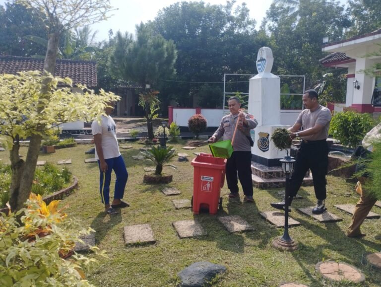 Polsek Sukadana Bersama Forkopimcam dan Warga Gelar Bersih-bersih Corve Sambut Kunjungan Menteri LH, Wujud Peran Aktif Polri Jaga Lingkungan