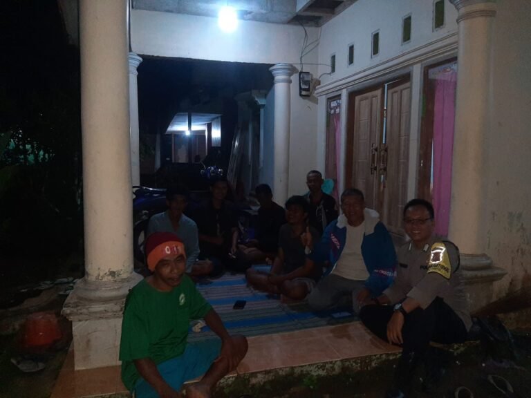 Cipta Kondisi, Polsek Cijeungjing Polres Ciamis Datangi Warga Bojongmengger Saat Ngeronda