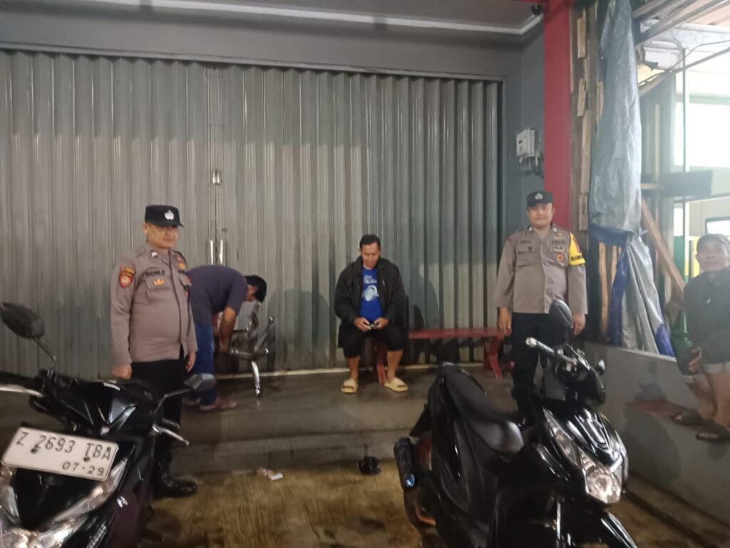 Berikan Rasa Aman, Personel Polsek Kawali Polres Ciamis Patroli Dialogis di Malam Hari