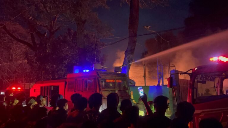 Sigap dan Tanggap, Mobil Armoured Water Cannon (AWC) Brimob Polda Sumut Dikerahkan Padamkan Kebakaran Hebat di PT Garuda Mas Perkasa