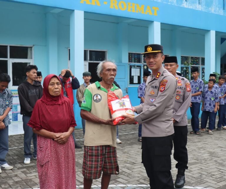 Kapolres Garut Salurkan Beras Kapolda Jabar untuk Warga Kurang Mampu