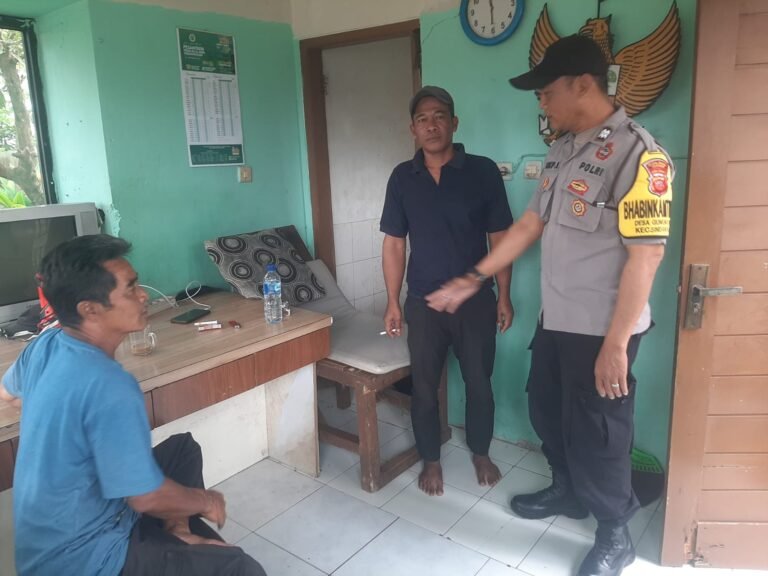 Polsek Cikoneng Perkuat Kedekatan dengan Warga Melalui Sambang Kamtibmas di Desa Gunungcupu