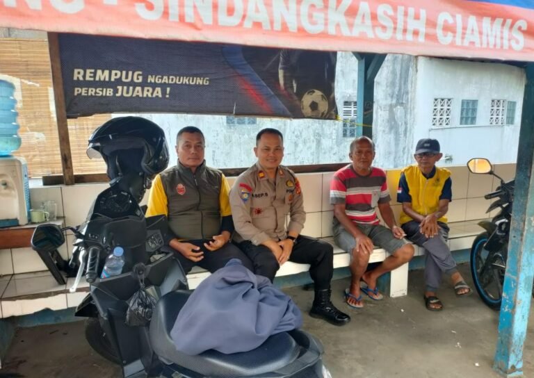 Polsek Cikoneng Perkuat Harkamtibmas melalui Sambang dan Pembinaan Ojeng Pangkalan di Desa Cikoneng