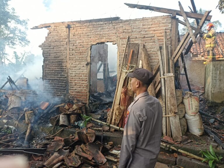 Polsek Kawali Tanggap Tangani Kebakaran Rumah Warga di Desa Karangpawitan