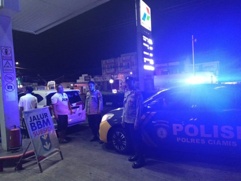 Berikan Rasa Aman, Personel Polsek Kawali Polres Ciamis Patroli Dialogis di Malam Hari