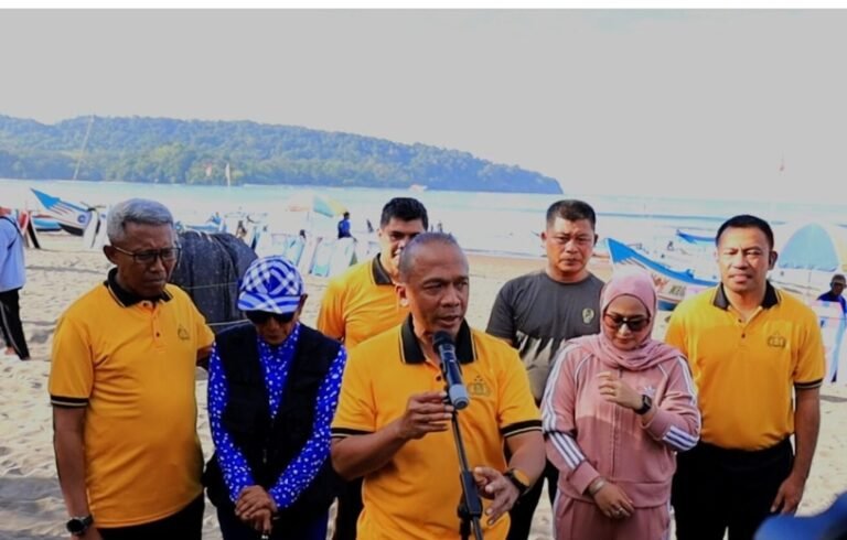 Jaga Lingkungan Pesisir, Kapolda Jabar Pimpin Aksi Bersih – Bersih Pantai Pangandaran