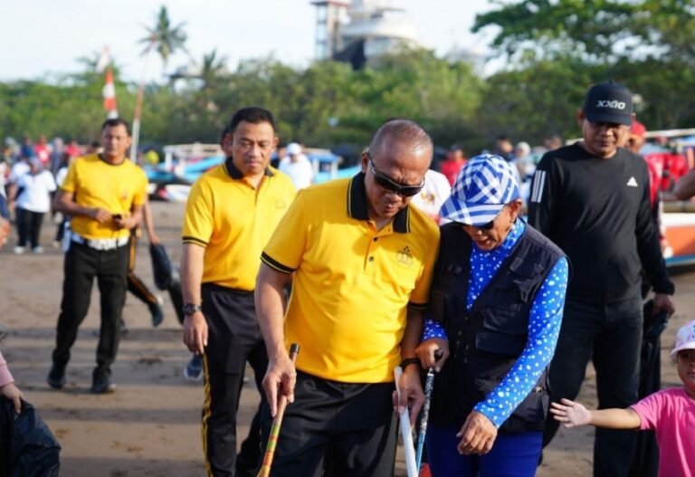 Pantai Bersih, Wisata Nyaman, Kapolda Jabar Ajak Warga Jaga Kebersihan Pantai Pangandaran