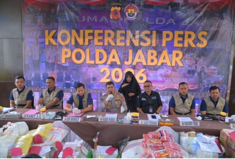 Ditreskrimsus Polda Jabar Berhasil Ungkap Praktik Gudang Tempat Oplos dan Jual Ulang Makanan Kadaluwarsa di Sumedang.
