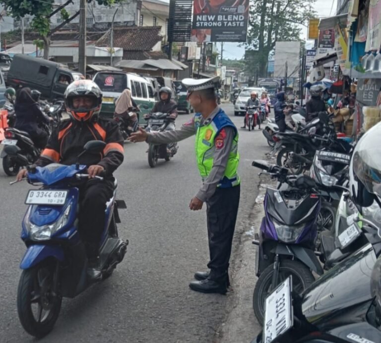 Giat Lakukan Pengaturan lalu Lintas Pagi Hari, Di Wilayah Hukum Polsek Samarang