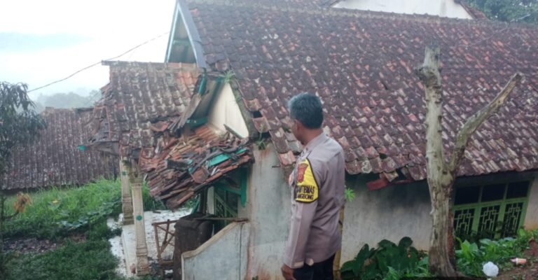 Hujan Disertai Angin Kencang Robohkan Rumah Warga di Malangbong, Polsek Malangbong Lakukan Pengecekan