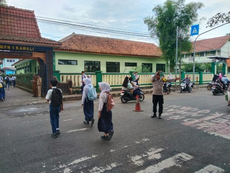 Pelayanan Masyarakat, Polsek Kawali Turun ke Jalan Pengaturan Lalu Lintas Pagi di Jalur Padat