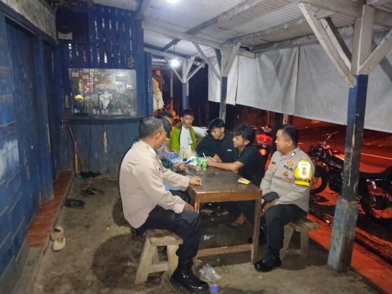 Berikan Rasa Aman, Personel Polsek Kawali Polres Ciamis Patroli Dialogis di Malam Hari