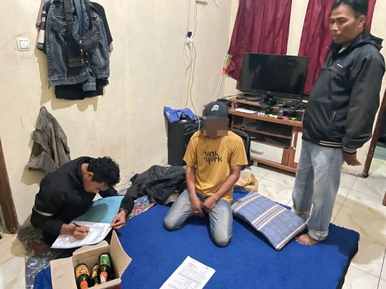 Satres Narkoba Polres Garut Amankan Belasan Botol Miras di Wanaraja
