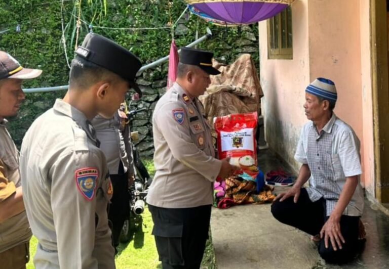 Polres Ciamis Salurkan Bantuan Sosial Bagi Korban Tanah Longsor Di Sindangkasih