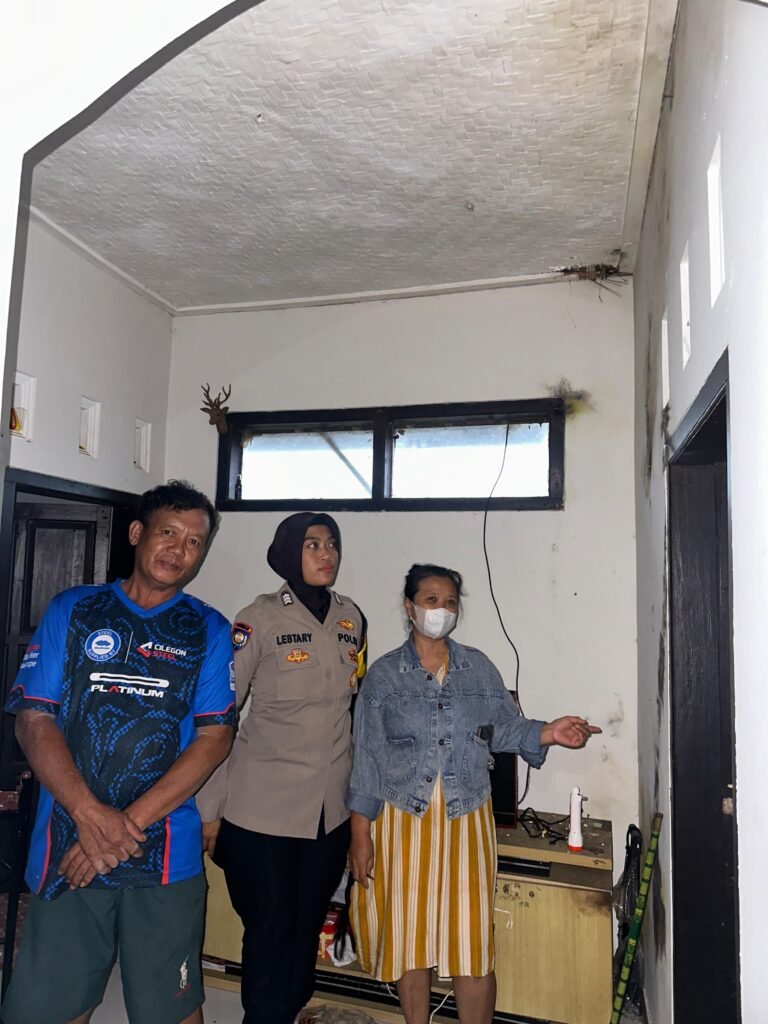 Polsek Ciamis Datangi Rumah Tersambar Petir Warga di Desa Mekarjadi Sadananya