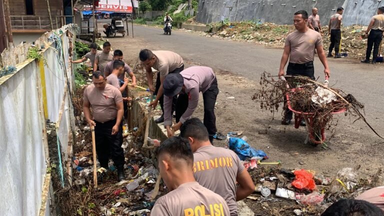 Brimob Polda Sumut Bersihkan Pasar Sipirok, Wujud Nyata Kepedulian Lingkungan di Tapanuli Selatan