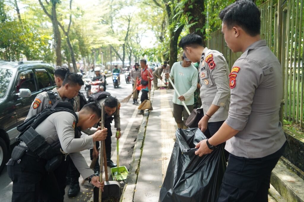 Polres Tasikmalaya Kota Ajak Stakeholder Bersih-Bersih di Kompleks Olahraga Dadaha