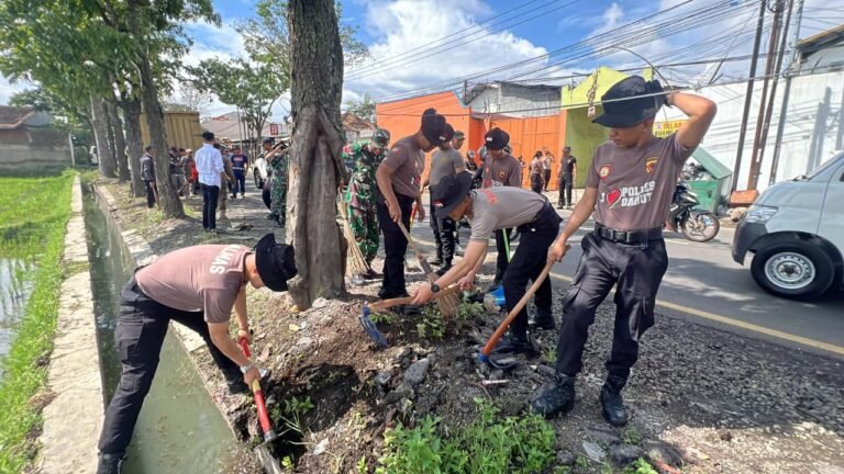 Jaga Lingkungan Bersih dan Sehat, Polres Garut Gelar Korve Massal
