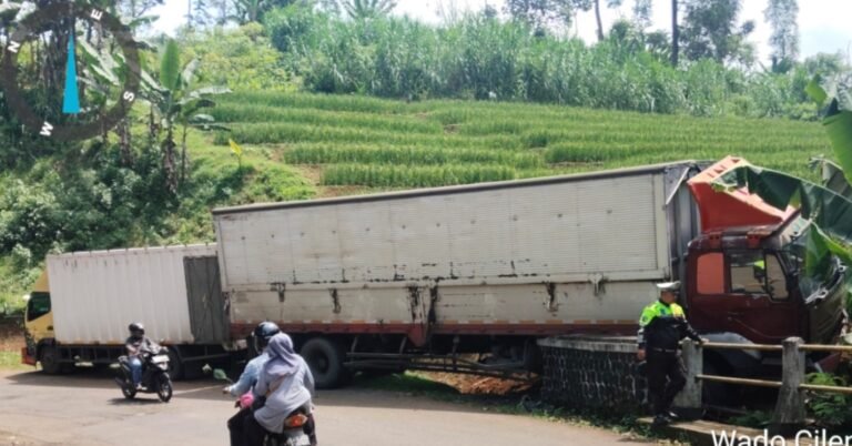 Polsek Malangbong Cek TKP Laka Lantas Tunggal di Jalan Raya Wado–Malangbong