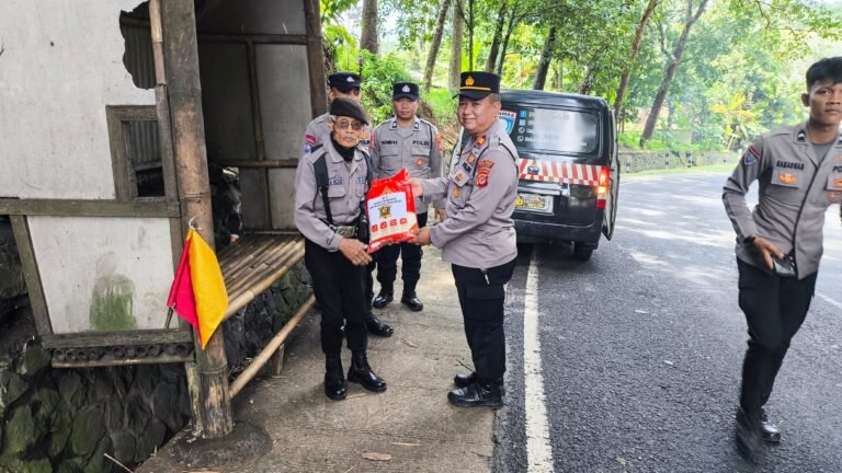 Polres Ciamis Serahkan Bantuan Kapolda Jabar ke Mitra Polri Pengatur Lalu Lintas di Kabupaten Ciamis