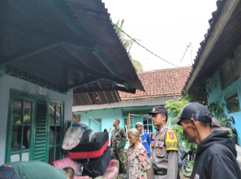 Polsek Ciamis Polres Ciamis Datangi TKP Kebakaran Rumah di Lingkungan Margayasa