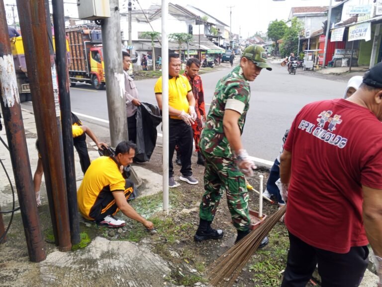 Gerakan Indonesia Asri, Polsek Cisaga Polres Ciamis Korve di Area Publik Kecamatan Cisaga