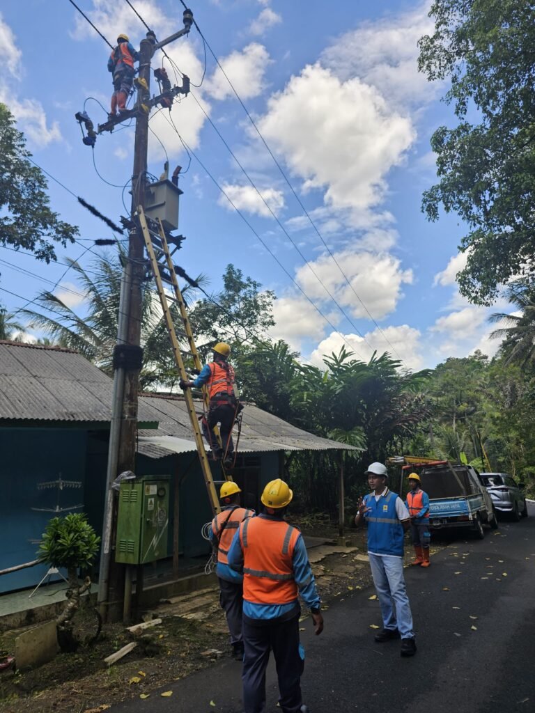 PLN Pangandaran Perkuat Keandalan Jaringan Listrik di Wilayah Cigugur pada Momen Tahun Baru