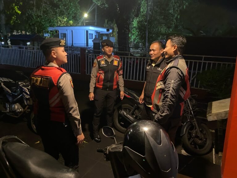 Humanis, Tiga Personel Samapta Polres Ciamis Patroli dan Beri Imbauan Kamtibmas di Plasa Telkom