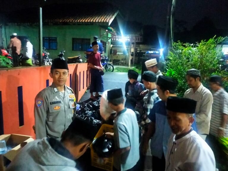 Polsek Cikoneng Polres Ciamis Ikuti Kegiatan Haul Tahunan di Desa Gegempalan