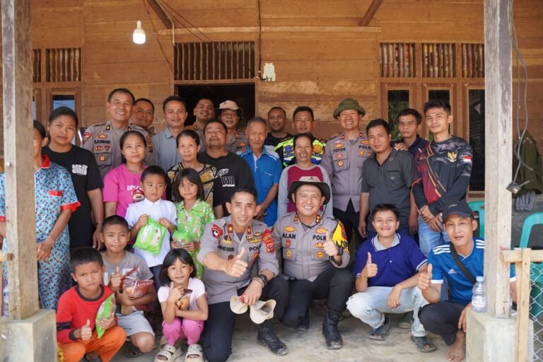 Tembus Medan Ekstrem dan Jembatan Putus, Polres Tapteng Bawa “Cahaya” PLTS untuk Warga Desa Sialogo