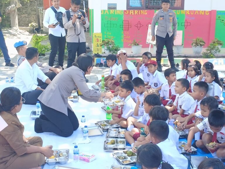 Kapolres Samosir Makan Bersama Pelajar SDN 10 Lumban Suhi-suhi Toruan, Tinjau Program Makan Bergizi Gratis dan Salurkan Bantuan