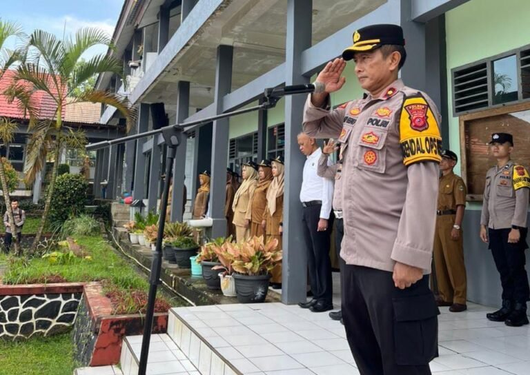 Polsek Ciamis Hadiri Upacara Bendera SMAN 3 Ciamis, Edukasi Pelajar Ciptakan Generasi Disiplin dan Berkarakter