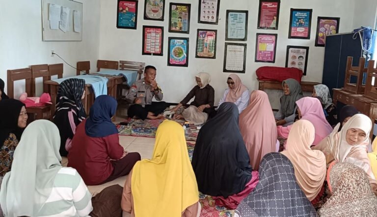 Polsek Cipaku Kawal Penyaluran PKH di Desa Jalatrang, Polri Pastikan Bantuan Tepat Sasaran