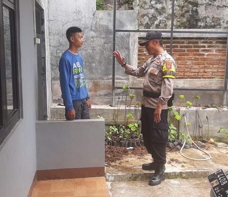 Bhabinkamtibmas Polsek Cikoneng Sambangi Warga Gunungcupu, Perkuat Peran Polri Jaga Kamtibmas Desa