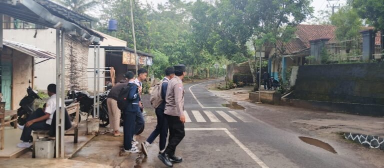 Pelayanan Masyarakat, Polsek Sukadana Polres Ciamis Bantu Anak Menyebrang di Area Sekolah