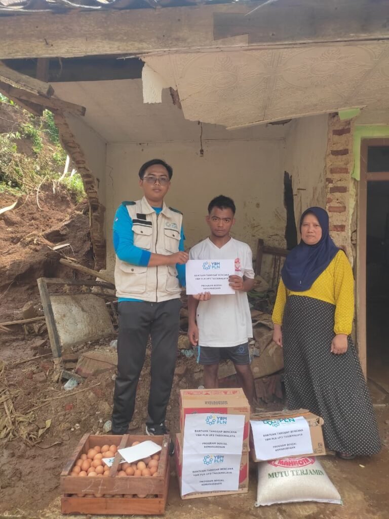 PLN Tasikmalaya bersama YBM Bergerak Cepat Bantu Korban Longsor Ciamis