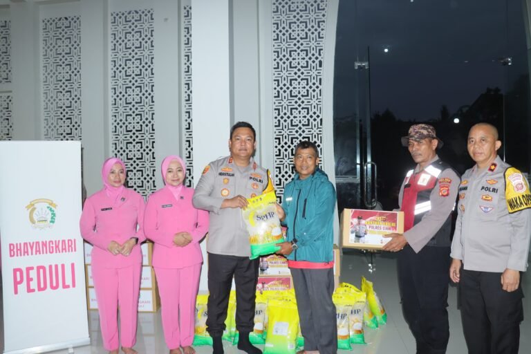 Polri Untuk Masyarakat, Kapolres Ciamis dan Ketua Bhayangkari Cabang Ciamis Tinjau Langsung Lokasi Banjir di Pamarican dan Salurkan Bantuan Sosial