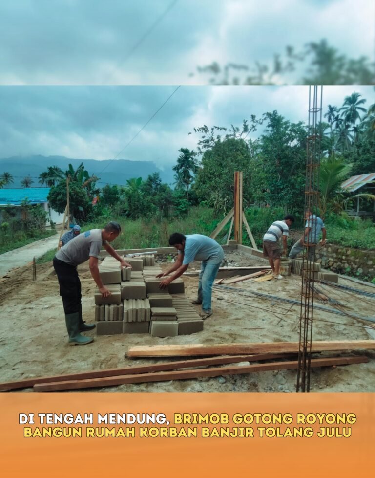 Di Tengah Mendung, Brimob Gotong Royong Bangun Rumah Korban Banjir Tolang Julu