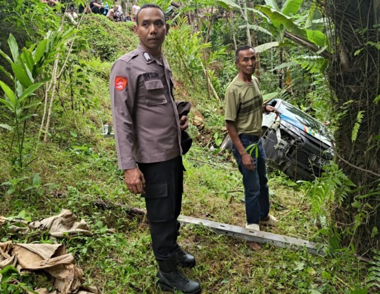 Sigap Tangani Laka Tunggal di Bungbulang, Polsek Evakuasi Korban Mobil Terperosok ke Jurang