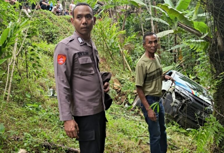 Sigap Tangani Laka Tunggal di Bungbulang, Polsek Evakuasi Korban Mobil Terperosok ke Jurang
